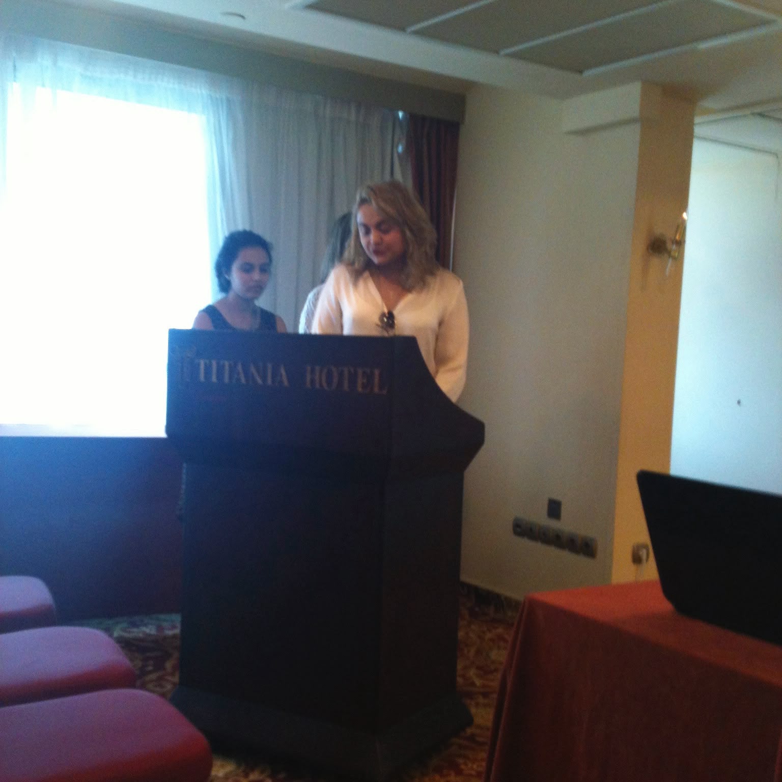 Prof.ª Dr.ª Débora Pasin apresentando trabalho científico em congresso internacional