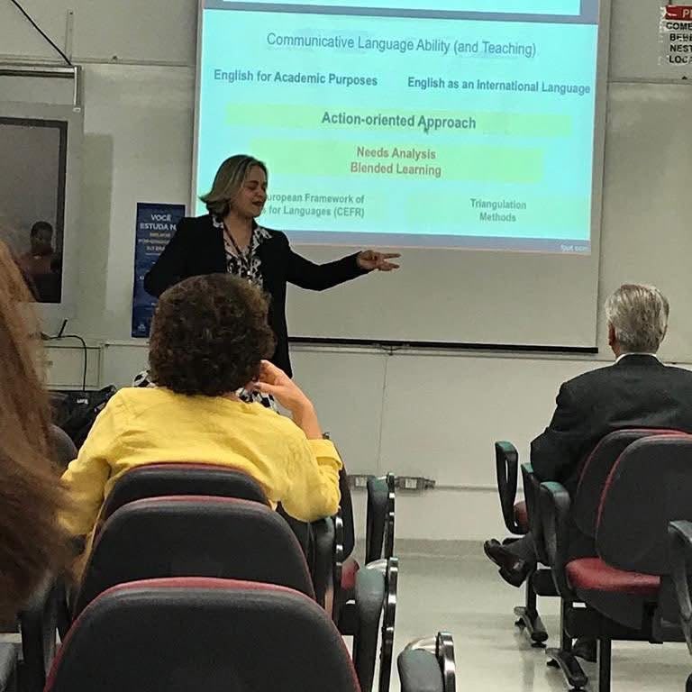 Prof.ª Dr.ª Débora Pasin apresentando durante a defesa do doutorado