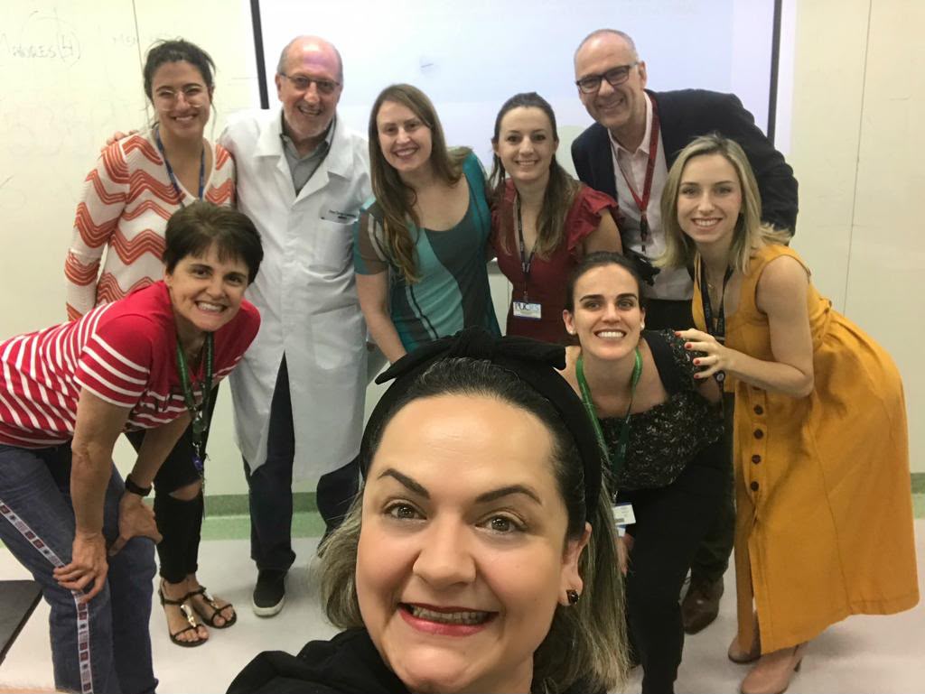 Prof.ª Dr.ª Débora Pasin com o grupo de pesquisa da Faculdade de Medicina da PUCRS
