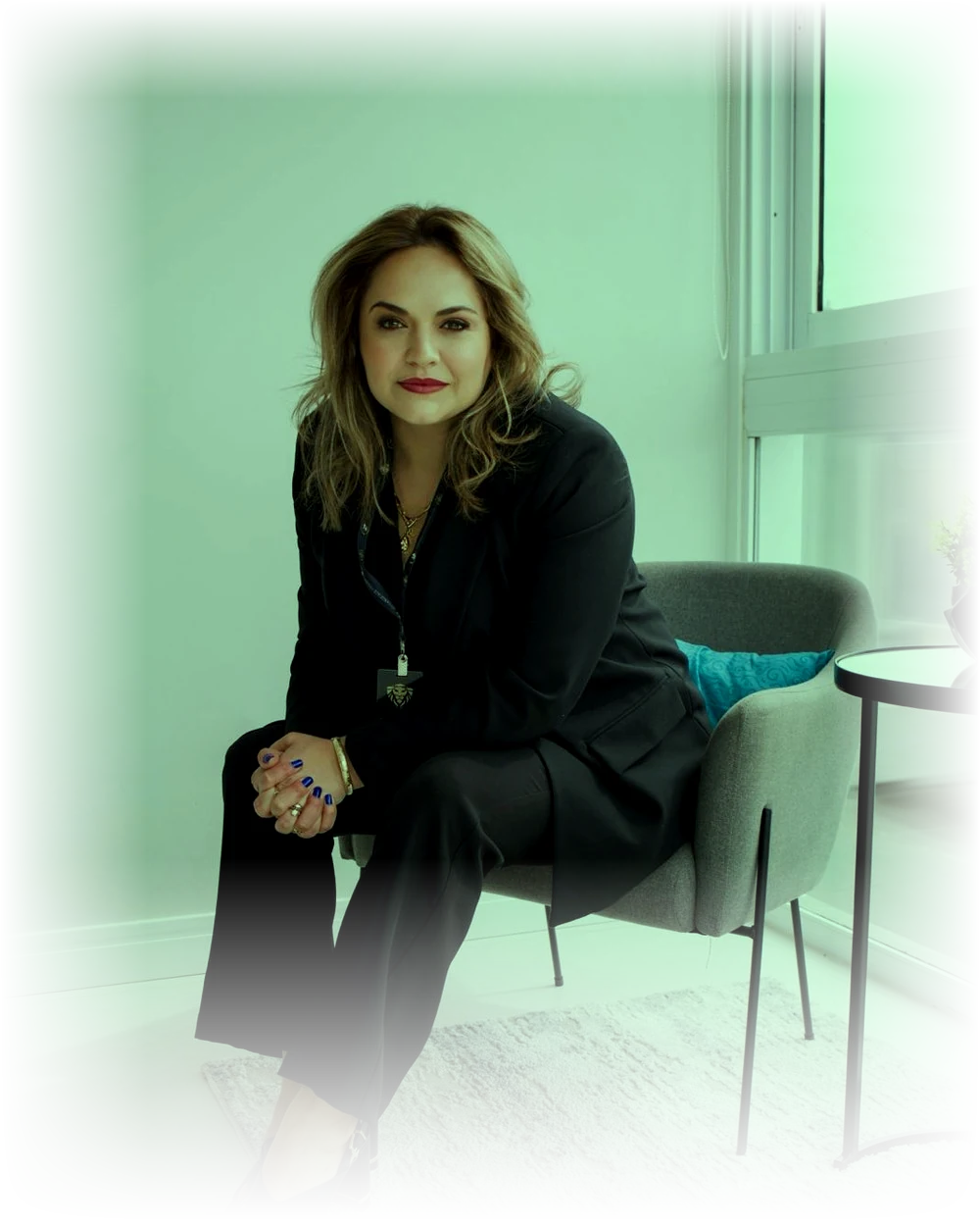 Profa. Dra. Débora Pasin em retrato profissional sentada